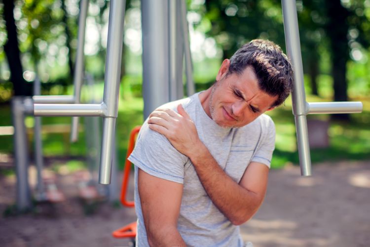 Best Ways to Treat Shoulder Pain Non-surgically in West Des Moines, IA